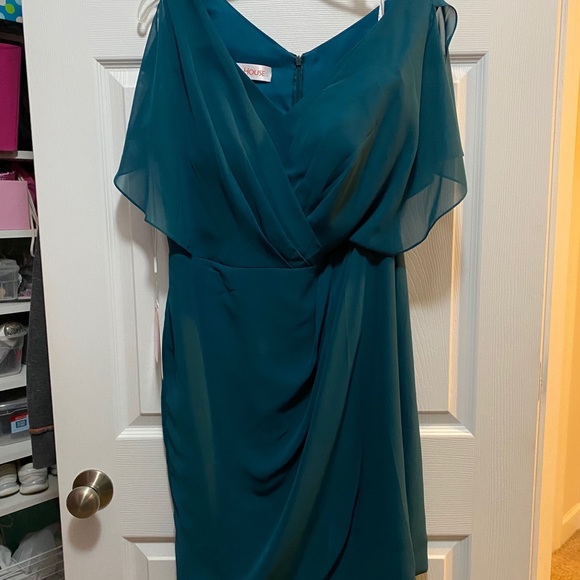 NWT V-Neck knee length dress. - Picture 3 of 5